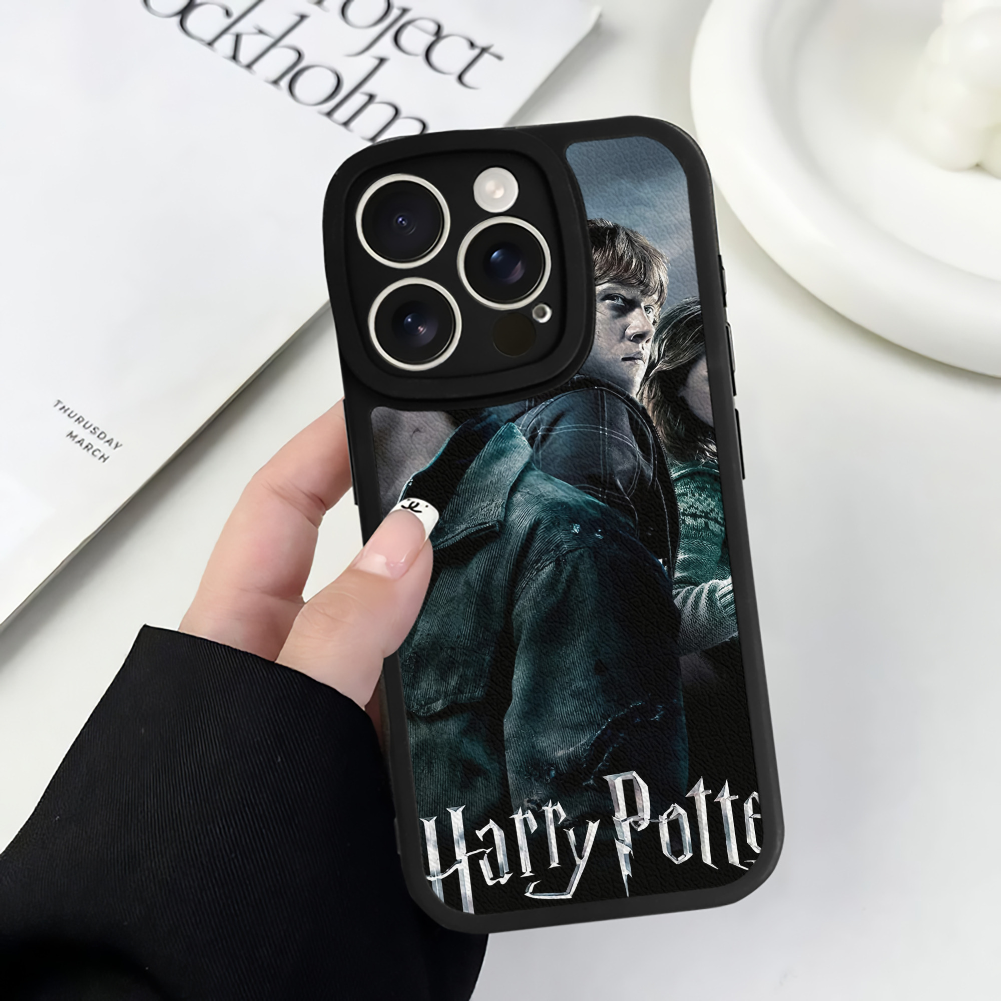 （画像用） Harry Potter ハリー・ポッターシリーズ 【iPhone 16シリーズ対応】シリコンスマホケース（レザー調） 材質：シリコン